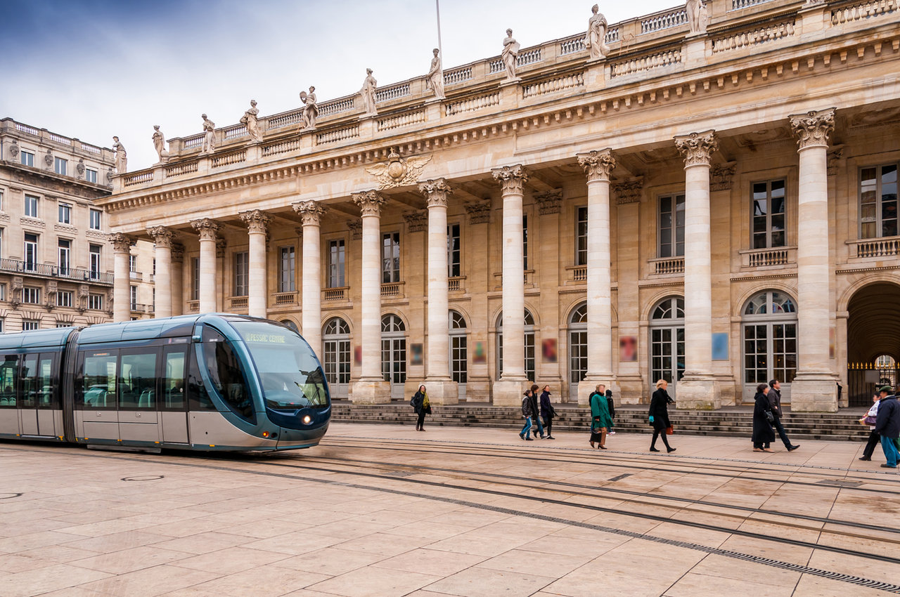 Un tramway au sein d’un espace urbain.